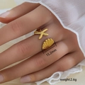 Anello aperto in acciaio dorato con stella marina e conchiglia indossato al dito - Anello Aperto Stella Marina e Conchiglia (205)