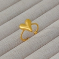 Dettaglio dell'anello a cuore placcato oro 18k con fascia a corda e regolabile - Stile Aperto Cuore a Corda Intrecciata (142)