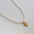 Collana in acciaio inossidabile dorato con perle bianche e ciondolo a cuore - Stile Serratura a Cuore con Perla (C-1-20)