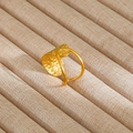 Detalle de anillo dorado vintage con textura de martillo sobre bandeja de tela - Estilo de Banda Doble en Forma de Escudo Martillado