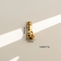Vista detallada del colgante de leopardo con dimensiones de 24,3 mm de alto y 6,2 mm ancho - Letra I