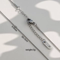 Détail de la chaîne serpent 0,9mm en acier inoxydable avec fermoir mousqueton et logo - 0.9mm Largeur 50cm Longueur / Argent