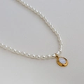 Collana in titanio placcato oro con perle bianche ovali e ciondolo elegante in conchiglia - Stile Metallo in Conchiglia Ovale (C-1-21)