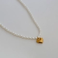 Elegante collana con ciondolo a cuore dorato e perle d'acqua dolce bianche da donna - Stile Cuore Lucidato Semplice (C-1-22)