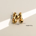 Detalle del colgante letra M dorado con estampado de leopardo y medidas del producto - M