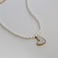 Collana con cuore placcata in oro, intarsio blu marmo e perle bianche - Stile Cuore Blu Texturizzato (C-1-23)