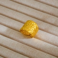 Anello largo regolabile in finitura dorata con design unico a trama martellata - Stile Largo Martellato / Oro