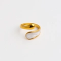 Detalle de anillo envolvente dorado con acabado asimétrico de esmalte blanco perla - Estilo Esmalte Blanco Gota de Agua Asimétrica Aerodinámica Minimalista (402)