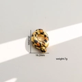 Colgante de letra Q gruesa con estampado de leopardo y acabado dorado con dimensiones - Letra Q