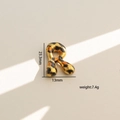 Vista macro de colgante letra R bañado en oro con estampado de leopardo y medidas - Letra R