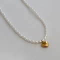 Elegante collana con ciondolo a cuore dorato e perle ovali bianche naturali - Stile Cuore Liscio Semplice (C-1-56)