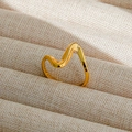 Anillo ajustable de acero inoxidable dorado con textura de onda y acabado pulido - Abierto Ajustable / Estilo de Onda Fluida (88)