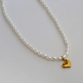 Collana in titanio placcato oro con perle di riso bianche e pendente a cuore lucido - Stile Cuore con Perla a Riso Lucidato (C-1-57)