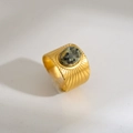 Dettaglio macro di anello retrò in titanio dorato con pietra naturale e motivi radiali - Stile Pietra Punteggiata a Motivo Raggiante Largo (61)