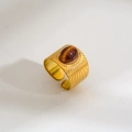 Dettaglio anello regolabile in oro 18k con pietra occhio di tigre e incisione a raggiera - Stile Occhio di Tigre a Raggi di Sole Largo (70)