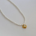 Elegante collana in acciaio al titanio dorato con perle bianche e ciondolo a cuore in madreperla - Stile Cuore con Centro in Conchiglia (C-1-58)