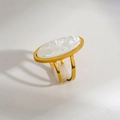 Dettaglio anello dorato con pietra naturale bianca e design a doppia fascia chic - Stile Doppio Anello Cristallo Bianco (106)