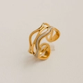 Détail de la bague dorée ondulée avec émail blanc et design à trois couches - Style de Vague Entrelacée à Triple Couche (237) / Or
