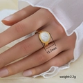 Anillo de hoja minimalista chapado en oro de 18K con mármol blanco y borde de cuentas - Estilo de Banda con Patrón de Textura de Mármol de Imitación