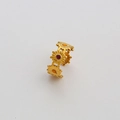 Detalle de anillo de margarita dorada con incrustaciones florales y banda ajustable - Estilo Esmalte Colorido Margarita Enlazada Calada (400)