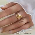 Anillo de sol y luna en acero inoxidable bañado en oro 18K con esmalte blanco y grabado - Estilo Grabado Creativo de Llave Inglesa Abierta