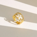 Bague ajustable en acier inoxydable doré avec motif floral blanc et perle - Style Creux Triple de Fleur Blanche à Cinq Pétales (238) / Or/Blanc