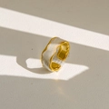 Bague large plaquée or avec incrustation nacre irrégulière et texture ondulée - Style de Vague Large Blanc Perle (239) / Or/Blanc Perle