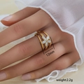 Anillo de acero inoxidable chapado en oro 18K con flor de esmalte blanco de 12mm - Estilo Hueco de Triple Capa con Tema Floral