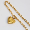 18K vergulde roestvrijstalen schakelketting met geribbelde hart hanger en stijlvolle OT sluiting - Getextureerde Hart Hanger Paperclip Ketting Met Toggle Sluiting (B73) / Goud