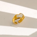 Bague ouverte en forme de cœur doré avec insert blanc brillant sur fond crème texturé - Style Ouvert de Cœur en Perle Artificielle (247) / Or/Blanc
