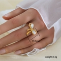 Elegante anillo de lazo en acero bañado en oro 18K con esmalte blanco y cuentas - Estilo de Cuerda Retorcida de Lazo y Nácar