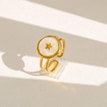Bague ajustable dorée avec face ronde en émail blanc perlé et étoile dorée - Style d'Émail Blanc Pentagramme (257)