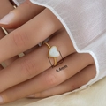 Anillo de acero inoxidable chapado en oro 18K con banda de cuerda y corazón blanco de 8,4mm - Estilo de Cuerda Retorcida de Corazón y Nácar