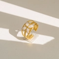 Bague fleur dorée avec pétales blancs et anneau texturé sur fond doux - Style de Blé en Nacre à Fleur à Quatre Pétales (264)