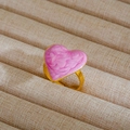 Anello a cuore dorato con smalto marmorizzato rosa su espositore per gioielli beige - Stile Cuore Rosa Grande (280) / Oro