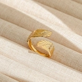 Anillo ajustable de acero dorado con textura de ala grabada y diseño de acabado fino - Abierto Ajustable / Estilo de Alas en Relieve Abrazadas (114) / Dorado