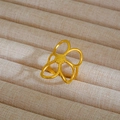 Elegante anello dorato con fiore a cinque petali e finitura lucida su un vassoio di tessuto - Stile Fiore a Cinque Petali Traforato (316)