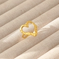 Anello a cuore in acciaio inossidabile placcato oro 18k con finitura martellata su supporto - Stile Cuore Traforato Martellato (311)