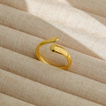Anillo abierto de acero inoxidable dorado pulido con extremos de gota sobre base de lino - Abierto Ajustable / Estilo de Gota Plana Redondeada (178) / Dorado