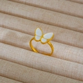 Anello regolabile in acciaio inossidabile dorato con un delicato design a farfalla bianca - Stile a Forma di Farfalla (345)