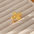Anello dorato a croce con trama a lava e placcatura 18k su sfondo di lino beige - Stile Croce Lavica Irregolare (334)