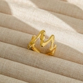 Anillo ajustable de acero inoxidable dorado con una textura de metal líquido ondulado - Abierto Ajustable / Estilo de Textura de Onda de Lava (181) / Dorado