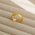 Anillo abierto ajustable de acero inoxidable dorado con corazones y acabado pulido - Abierto Ajustable / Estilo Abierto de Corazones Vinculados (184) / Dorado