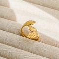 Anillo de hoja dorada ajustable de acero inoxidable con acabado pulido y diseño natural - Abierto Ajustable / Estilo Trébol Pulido (190) / Dorado