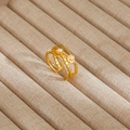Detalle de anillo multicapa dorado con tres perlas y textura de cuentas grabadas - Estilo Calado con Perlas Artificiales de Varias Capas (333) / Dorado