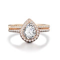 Dettaglio del set di anelli in oro rosa con zirconia a goccia e micro pavé di diamanti - US 5 / Stile Anello Principale E Laterale / Oro rosa