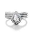 Vista dettagliata del set di anelli con zircone a goccia e tre fasce in argento micro-pavé - US 5 / Stile Anello Principale E Due Laterali / Oro Bianco