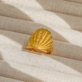 Anillo ajustable de acero inoxidable dorado con forma de concha y relieve de puntos - Abierto Ajustable / Estilo Concha de Vieira (56)
