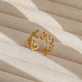 Anillo ajustable de acero inoxidable con corazones calados en elegante acabado dorado - Abierto Ajustable / Estilo Corazón Hueco (207) / Dorado