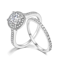 Zilverkleurige bruidsset met een ronde halo-verlovingsring en bijpassende pavé-trouwring - 4 / 2-Delige Set Witte Steen / Platina